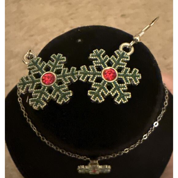 Green And Red Snowflake Earrings And Necklace Set - Picture 4 of 5